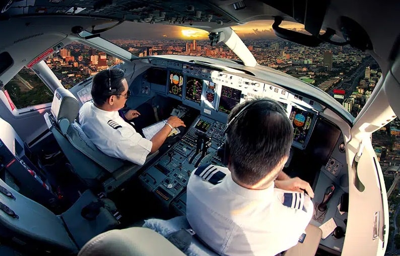 کنترل هواپیما توسط خلبان